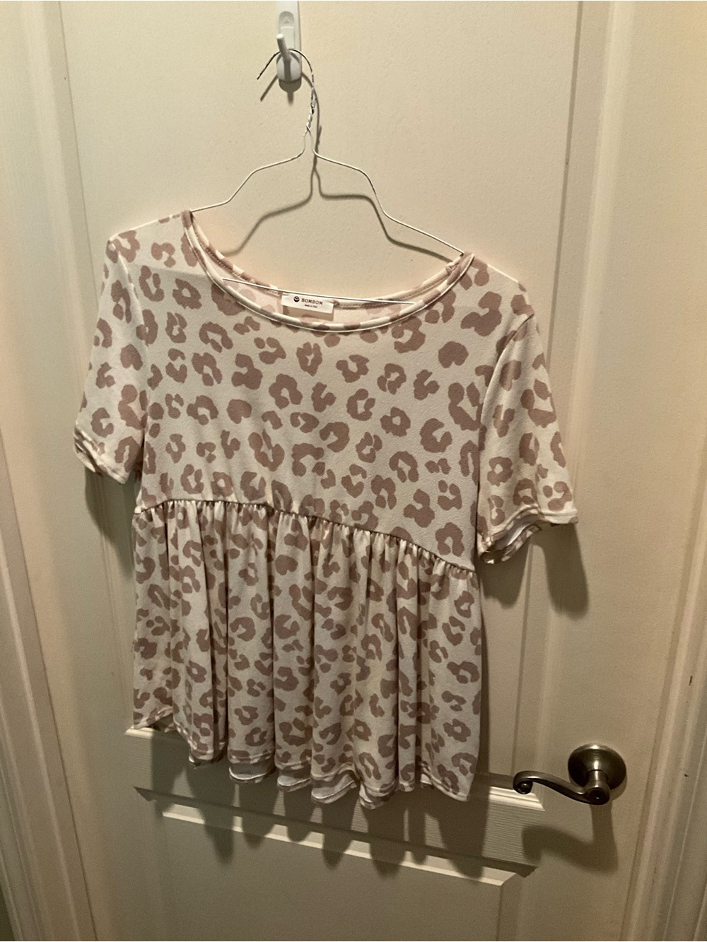 Kensie Short Sleeve Leopard Peplum Top in Cream and Taupe
